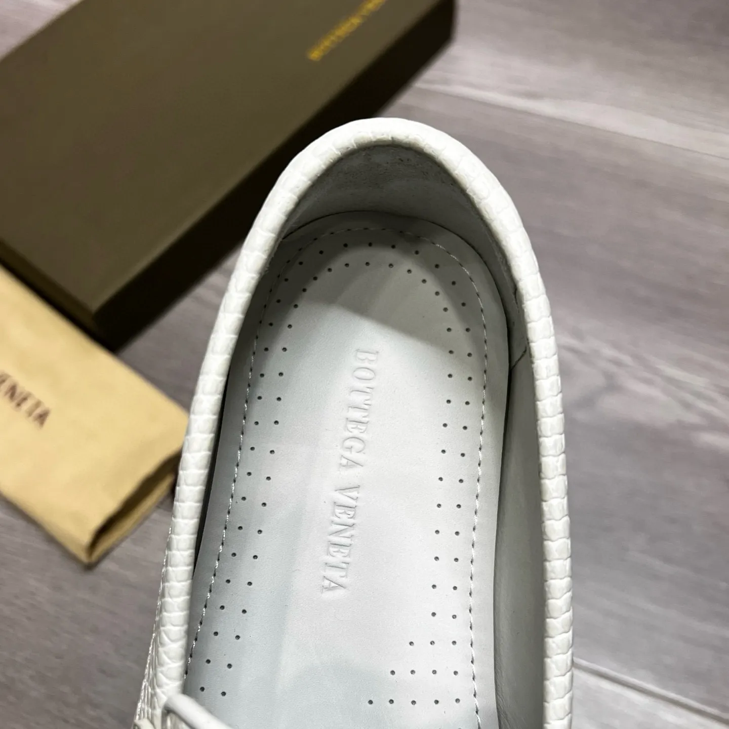 Factory price 480 BV 〰️Purely handmade classic men's beanie shoes👉👉driving shoes, slip-on shoes, made of imported cowhide from Italy, 💕water-dyed cowhide lining, 🔊original outsole, waterproof platform design, comfortable on the feet. A good choice for traveling and driving, three colors available, code number: 38-44, (45 can be customized)